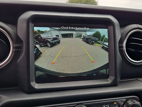 Used 2023 Jeep Wrangler Unlimited Sahara w/ Cold Weather Group AWD/4WD image 20