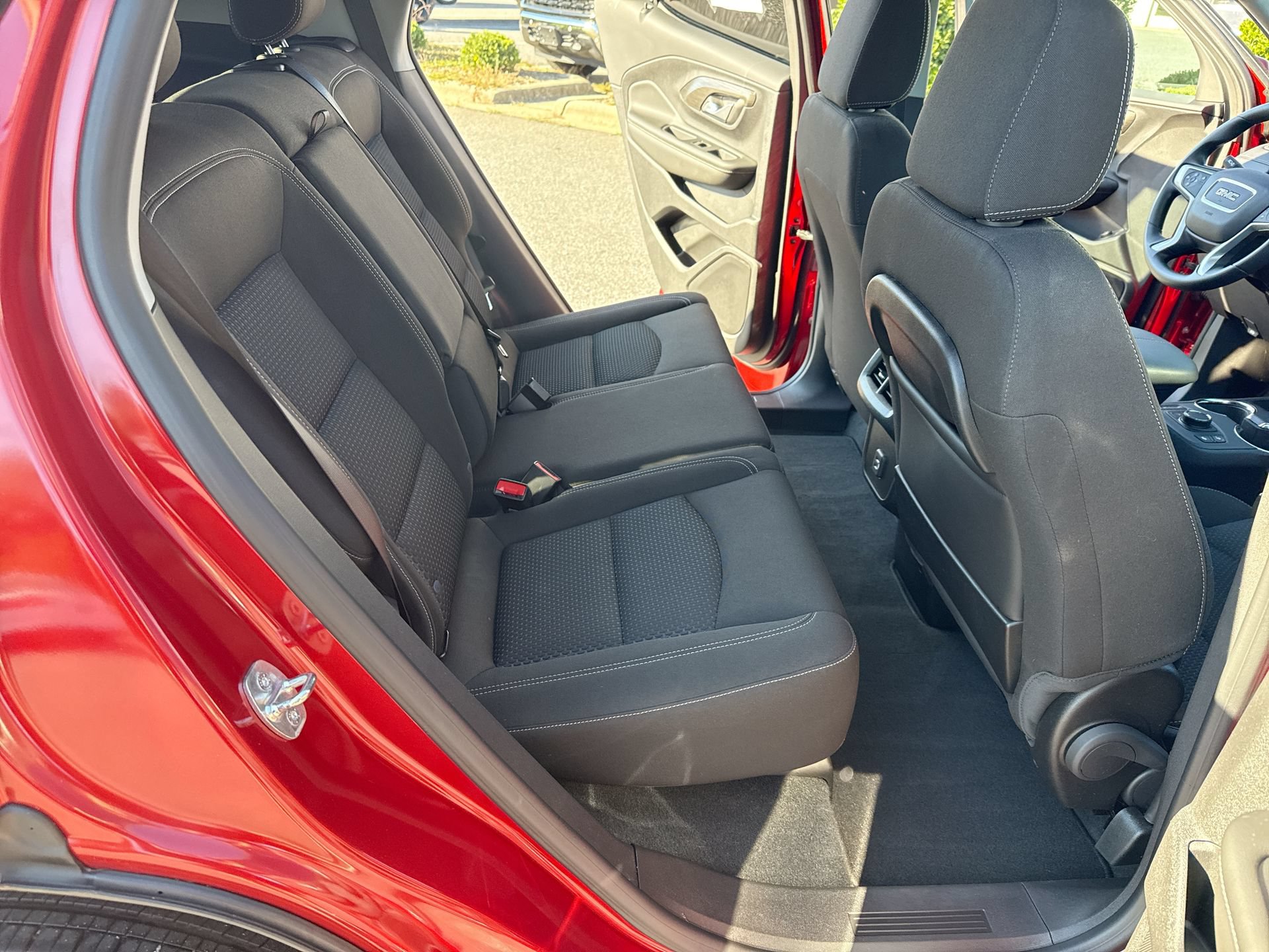 Used 2024 GMC Terrain SLE w/ Driver Convenience Package FWD image 19