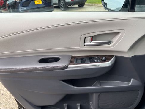 Used 2024 Toyota Sienna XLE FWD image 18