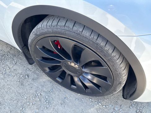 Used 2024 Tesla Model Y Performance AWD/4WD image 3