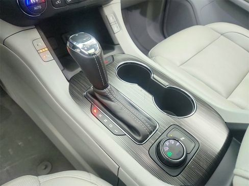 Used 2018 GMC Acadia SLT image 16