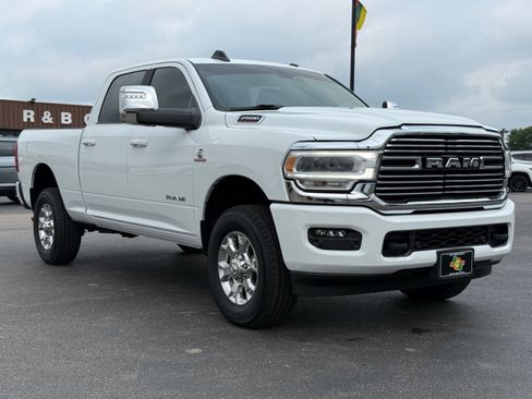 Used 2024 RAM 2500 Laramie AWD/4WD image 2