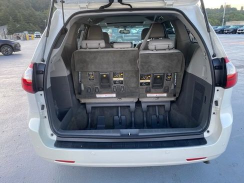 Used 2017 Toyota Sienna XLE w/ XLE Navigation Package AWD/4WD image 9