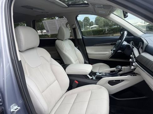 Certified 2024 Kia Telluride EX w/ EX Captain's Chair Package FWD image 40