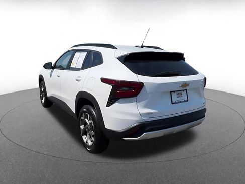 Used 2025 Chevrolet Trax LT FWD image 11