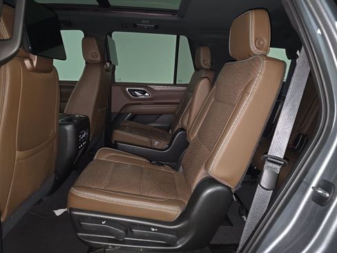 Used 2021 Chevrolet Tahoe High Country w/ Premium Package RWD image 16