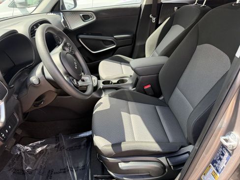 Used 2025 Kia Soul LX w/ LX Technology Package FWD image 24