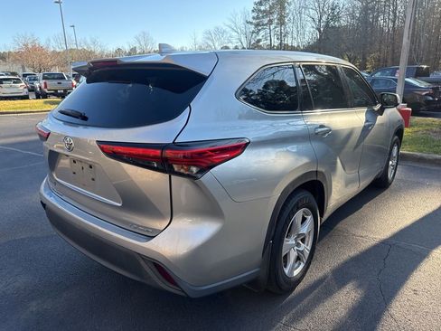 Used 2021 Toyota Highlander LE image 17