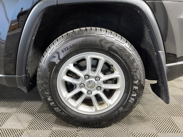 Used 2019 Jeep Grand Cherokee Laredo AWD/4WD image 11