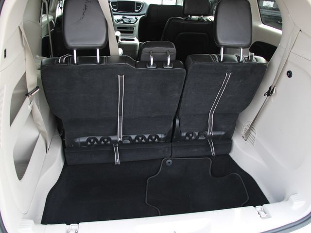 Used 2023 Chrysler Pacifica Touring-L FWD image 12