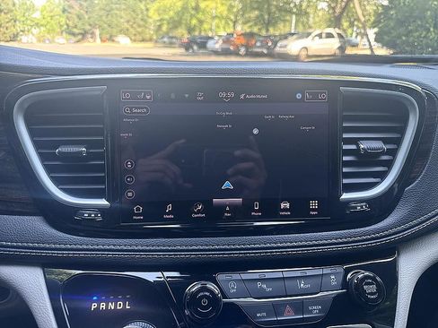 Used 2023 Chrysler Pacifica Limited FWD image 16