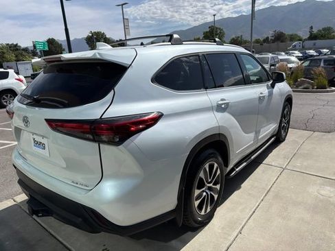 Used 2022 Toyota Highlander XLE AWD/4WD image 4