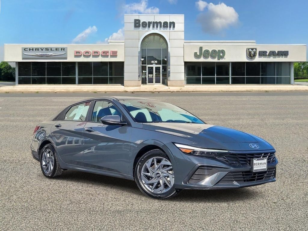 Used 2024 Hyundai Elantra SEL FWD image 1