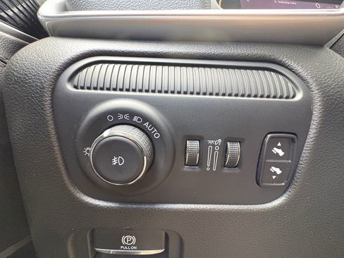 Used 2024 Jeep Wagoneer L Series III w/ Flexible Seating Group image 3