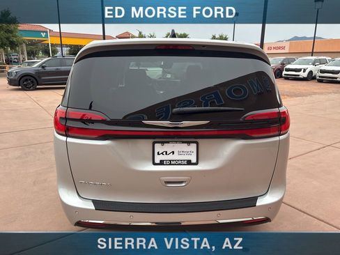 Used 2024 Chrysler Pacifica Touring-L FWD image 8