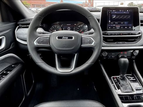 Used 2025 Jeep Compass Latitude image 14