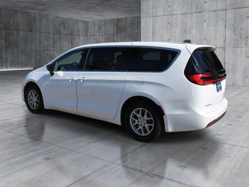 Used 2024 Chrysler Pacifica Touring-L FWD image 3