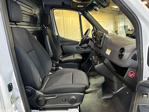 Used 2025 Mercedes-Benz Sprinter 2500 image 11