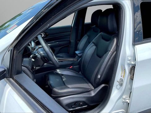 Used 2025 Jeep Compass Latitude w/ Convenience Group AWD/4WD image 21