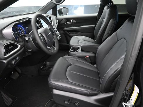 New 2026 Chrysler Pacifica Select image 14
