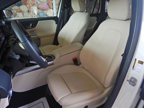 Used 2025 Mercedes-Benz GLA 250 4MATIC image 11