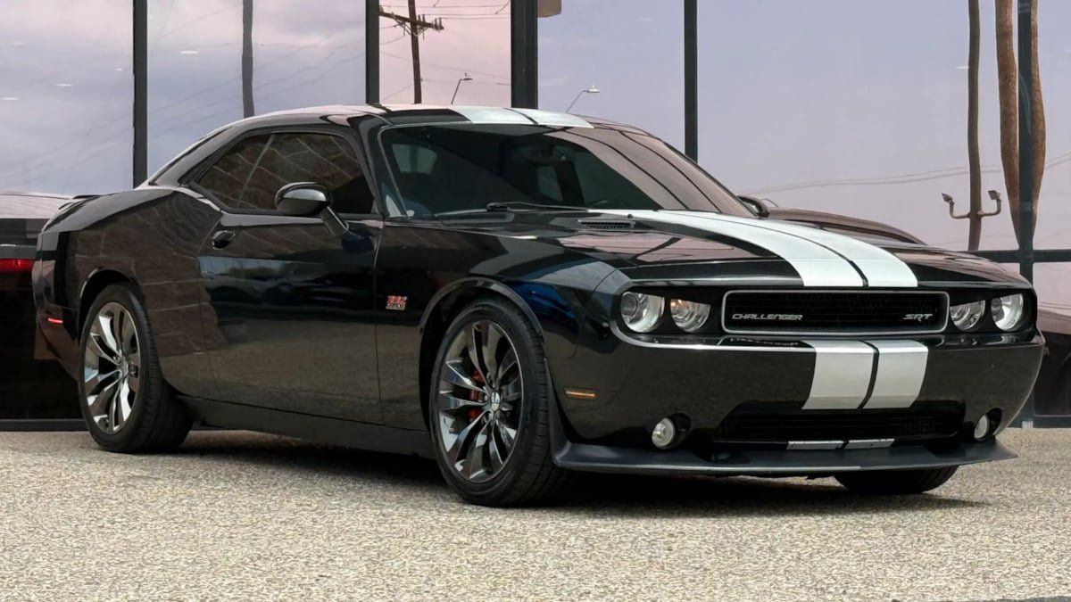 Used 2013 Dodge Challenger SRT8 w/ Harman Kardon Audio Group RWD image 17
