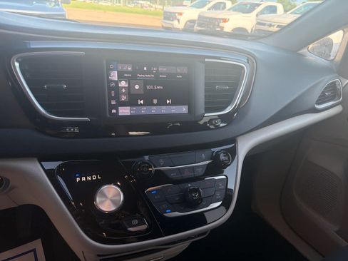 Used 2023 Chrysler Voyager LX FWD image 20