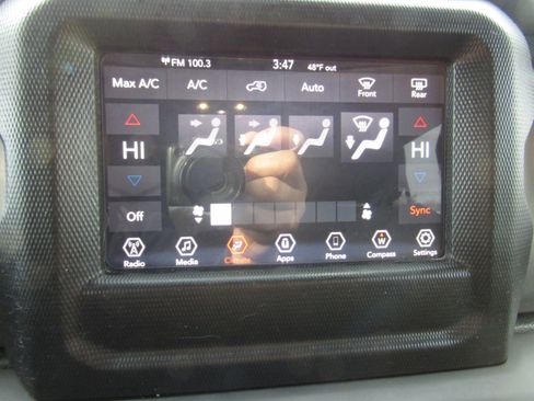 Used 2019 Jeep Wrangler Unlimited Sahara image 28