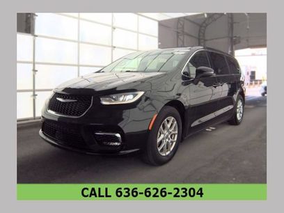 Used 2023 Chrysler Pacifica Touring