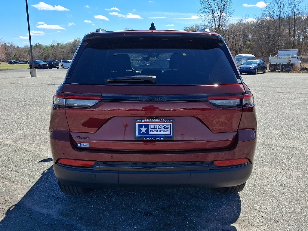 Used 2023 Jeep Grand Cherokee Altitude AWD/4WD image 10