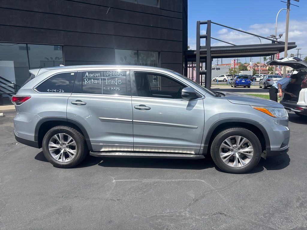 Used 2015 Toyota Highlander XLE FWD image 3