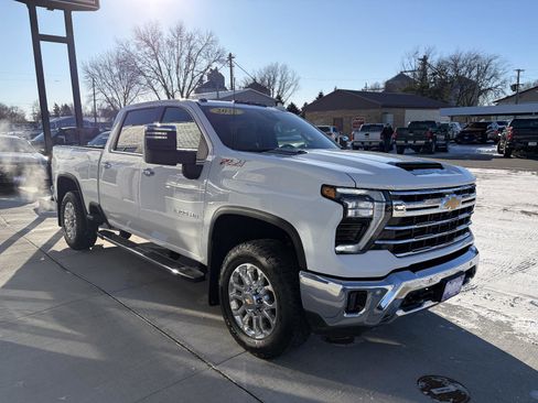 Used 2025 Chevrolet Silverado 2500 LTZ w/ LTZ Premium Package image 6