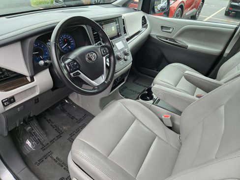 Certified 2020 Toyota Sienna XLE FWD image 7