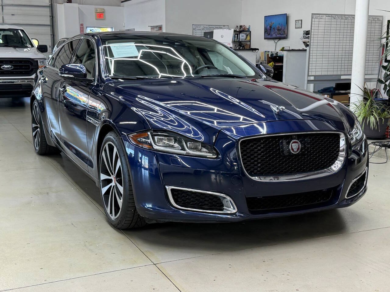 Used 2019 Jaguar XJ L Portfolio AWD/4WD image 1