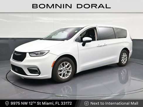 Used 2023 Chrysler Pacifica Touring-L FWD image 1