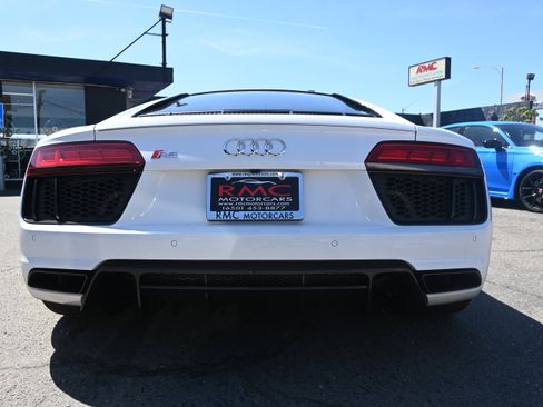 Used 2018 Audi R8 V10 w/ Premium Package RWD image 22