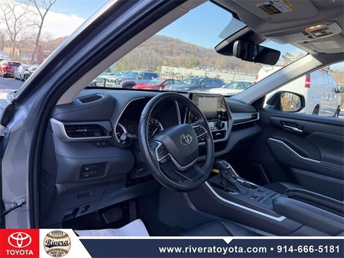 Used 2022 Toyota Highlander XLE image 12