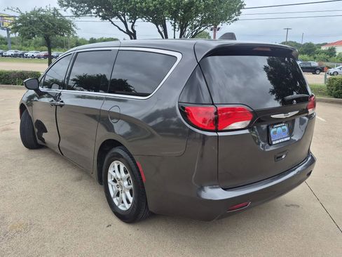 Used 2022 Chrysler Voyager LX image 8