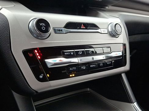 Used 2022 Ford Explorer XLT w/ Equipment Group 202A image 18