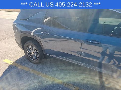 Used 2025 Chevrolet Traverse LT image 16