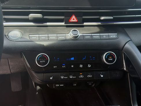 Used 2022 Hyundai Elantra Limited FWD image 12