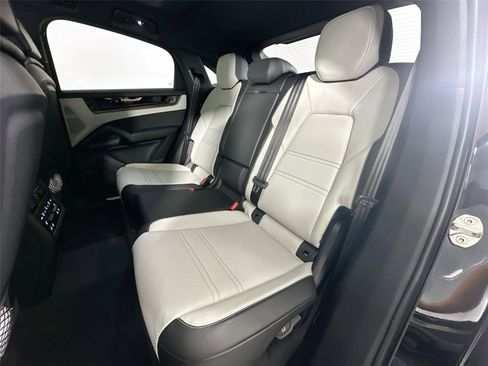 Used 2026 Porsche Cayenne Coupe AWD/4WD image 26