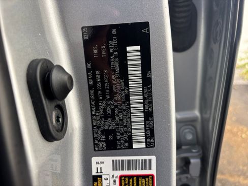 Used 2025 Toyota Highlander LE image 30