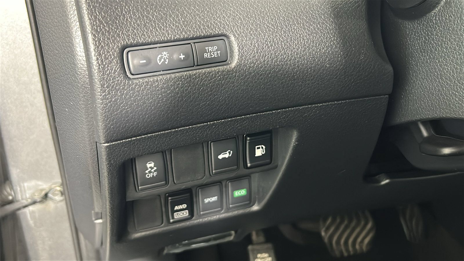 Used 2018 Nissan Rogue SV AWD/4WD image 23