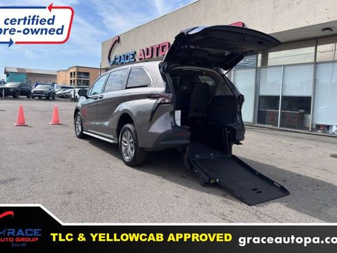 Used 2024 Toyota Sienna LE image 1