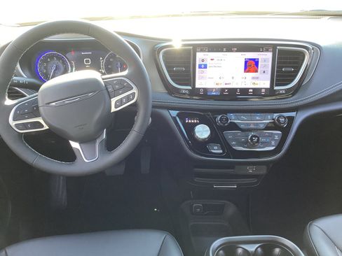 New 2027 Chrysler Pacifica Select FWD image 14