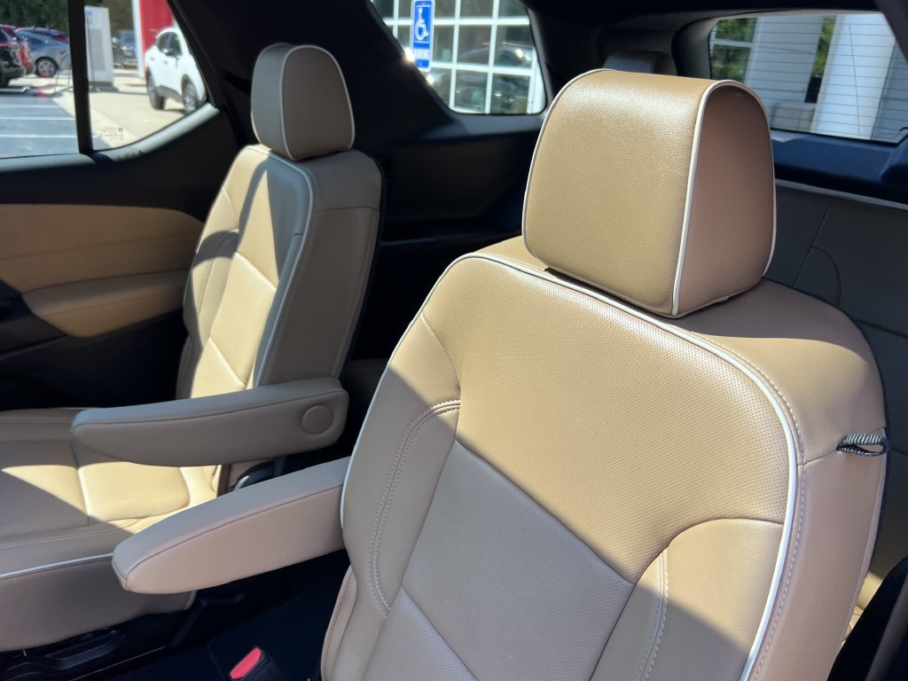Used 2023 Chevrolet Traverse Premier FWD image 18