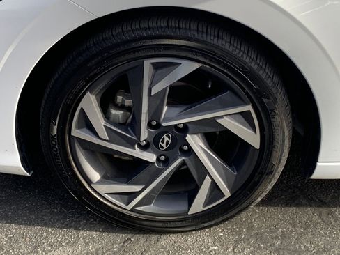 Used 2025 Hyundai Elantra Limited image 32