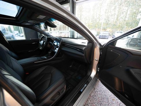 Used 2019 Toyota Avalon XLE image 25