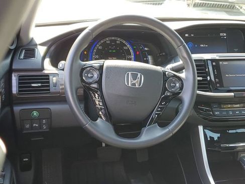 Used 2017 Honda Accord Touring image 12